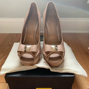 Badgley Mischka platform peep toe pumps size 8 1/2.